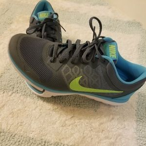 RARE WOMENS NIKE FLEX RUN SIZE 10 NWOT